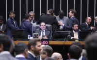 Deputados aprovam urgência para projeto que atualiza tabela do IR