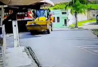 Vídeo: retroescavadeira não respeita sinal e é atingida por trem em Alagoas