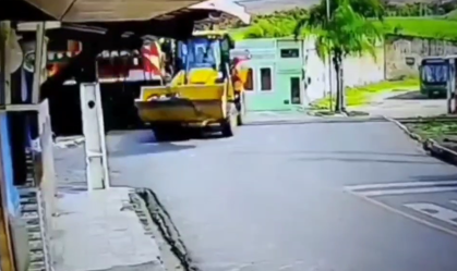 Vídeo: retroescavadeira não respeita sinal e é atingida por trem em Alagoas