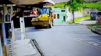 Vídeo: retroescavadeira não respeita sinal e é atingida por trem em Alagoas