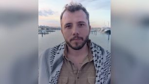 Brasileiro que estava em barco interceptado por Israel é deportado do país