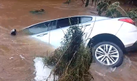 Três carros caem em rio após pista ficar coberta de água no RS