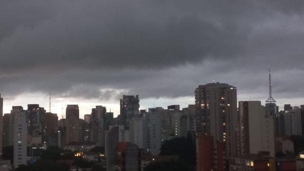 Céu nublado com nuvens carregadas sobre São Paulo, imagem de uma área urbana com tendência de chuva