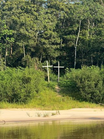 Cruzes foram colocadas por pescadores da região no local onde Bruno e Dom foram achados • Reprodução