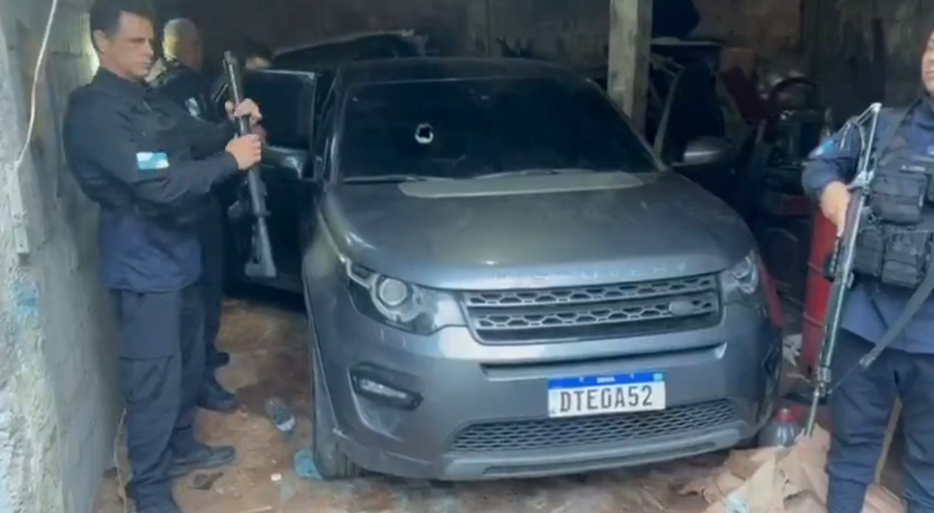 Blindado apreendido pela polícia durante operação no Rio de Janeiro