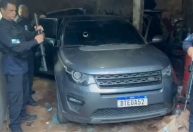 Blindado adaptado para fuzis é apreendido em operação no Rio; veja