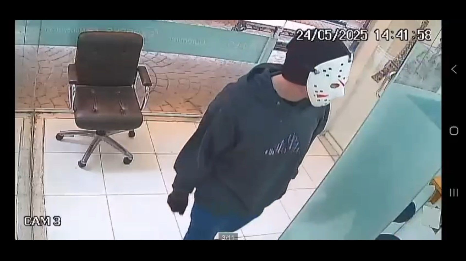 Homem com máscara do Jason assaltou casa de câmbio no Rio