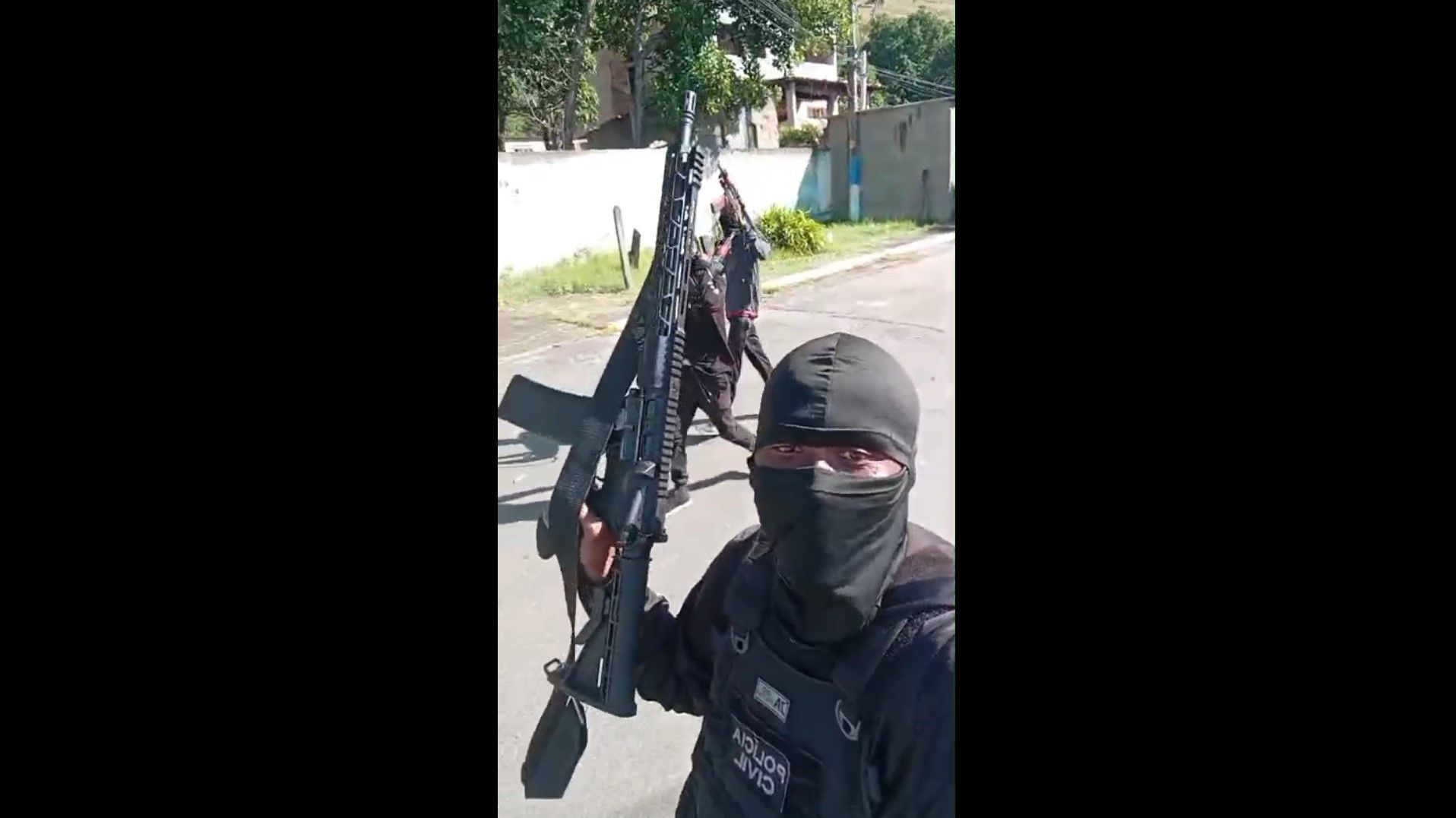 Homens armados foram vistos com coletes com a identificação da Polícia Civil do Rio de Janeiro