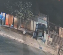 Vídeo: bandidos roubam portão de prédio em BH