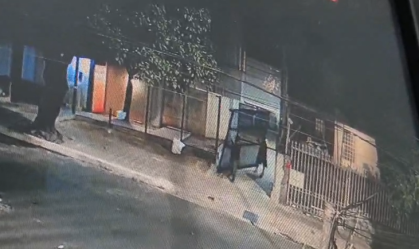 Vídeo: bandidos roubam portão de prédio em BH