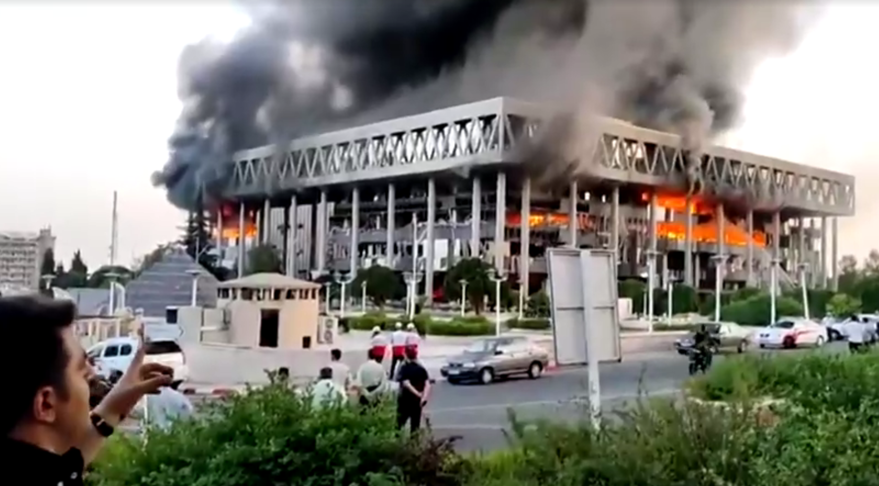 Sede da TV iraniana em chamas