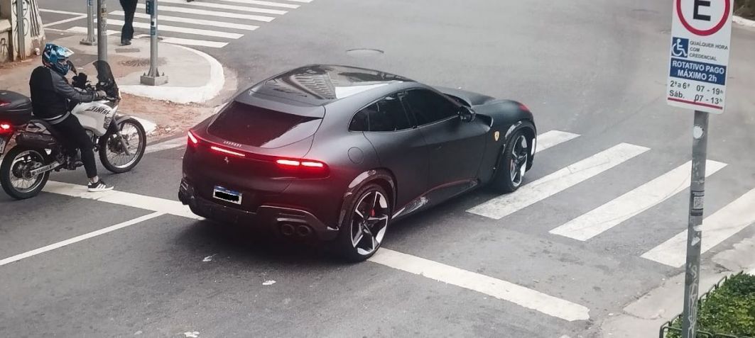 Carro de Neymar é flagrado parado em cima da faixa de pedestre em São Paulo • Reinaldo Macedo/CNN
