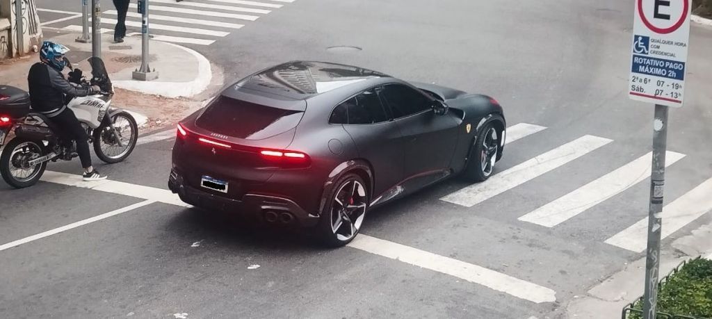 Carro de Neymar é flagrado parado em cima da faixa de pedestre em São Paulo