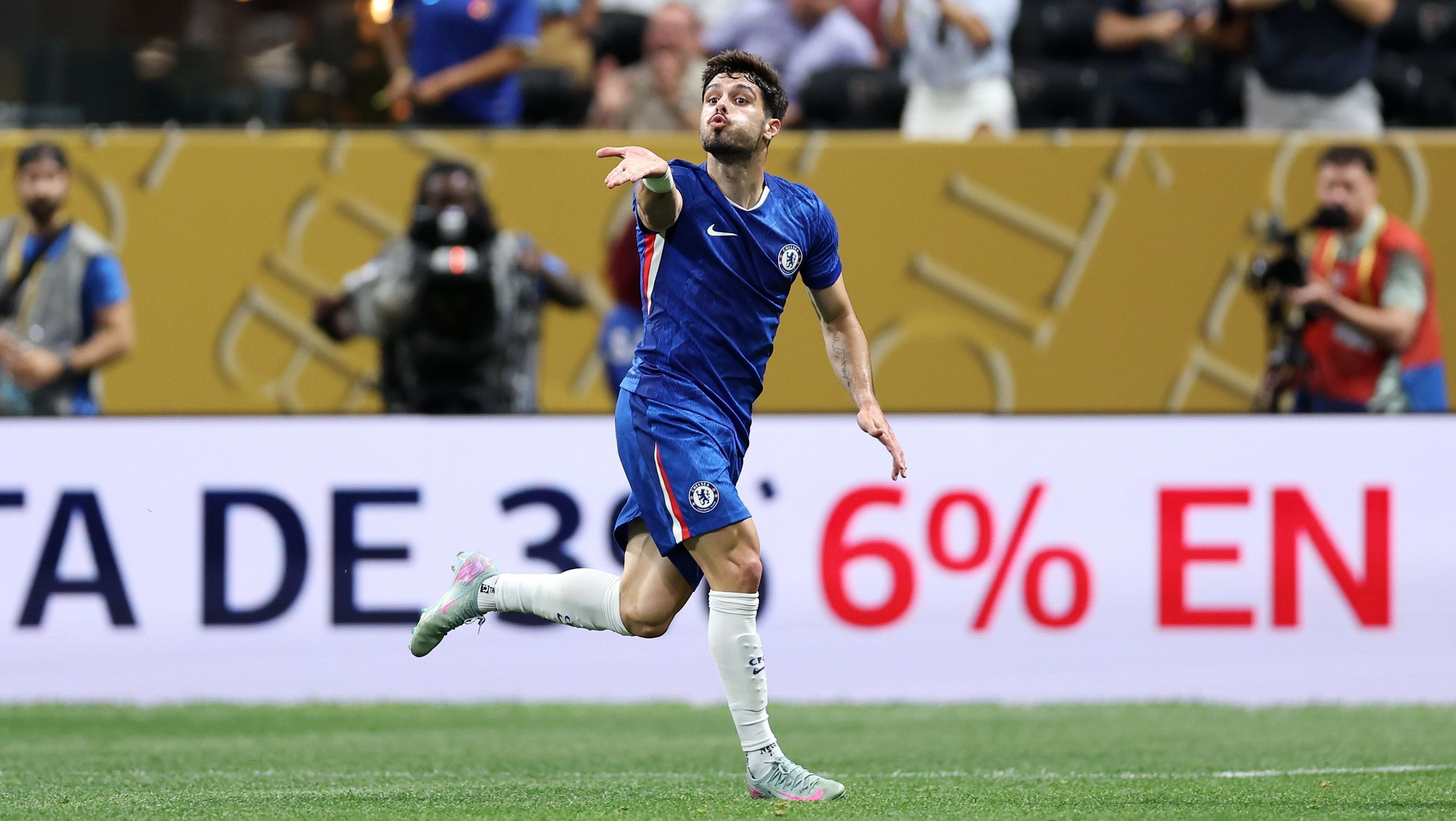 Pedro Neto faz primeiro gol do Chelsea no Mundial de Clubes e manda beijo