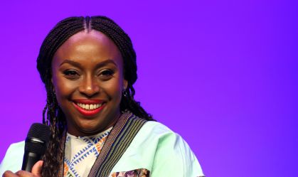 Conheça Chimamanda Ngozi Adichie, escritora destaque na Bienal do Rio