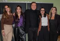 Sem Fiuk, Fábio Jr. posa com filhas nos bastidores de show em SP; veja