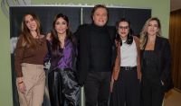 Sem Fiuk, Fábio Jr. posa com filhas nos bastidores de show em SP; veja
