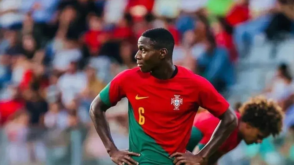 Dário Essugo, meia de 20 ano, reforça o Chelsea