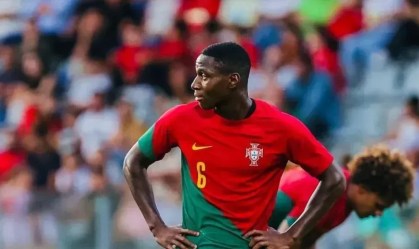 Dário Essugo, meia de 20 ano, reforça o Chelsea