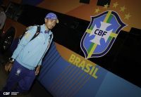 Seleção chega ao Brasil após empate no Equador; veja programação