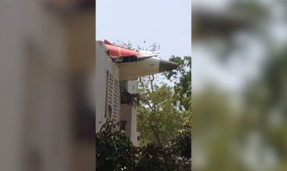 Cauda de avião em cima de prédio após aeronave da Air Índia cair