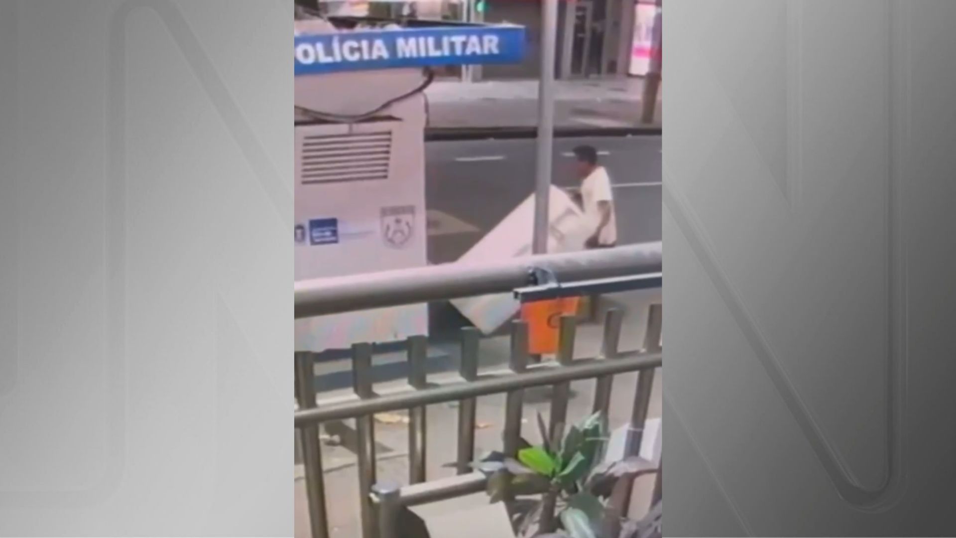 Imagem de destaque do post: RJ: homem é flagrado furtando geladeira dentro da cabine da Polícia Militar
