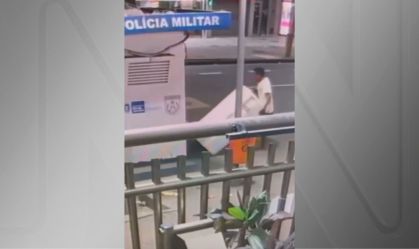 RJ: homem é flagrado furtando geladeira dentro da cabine da Polícia Militar