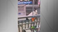 RJ: homem é flagrado furtando geladeira dentro da cabine da Polícia Militar