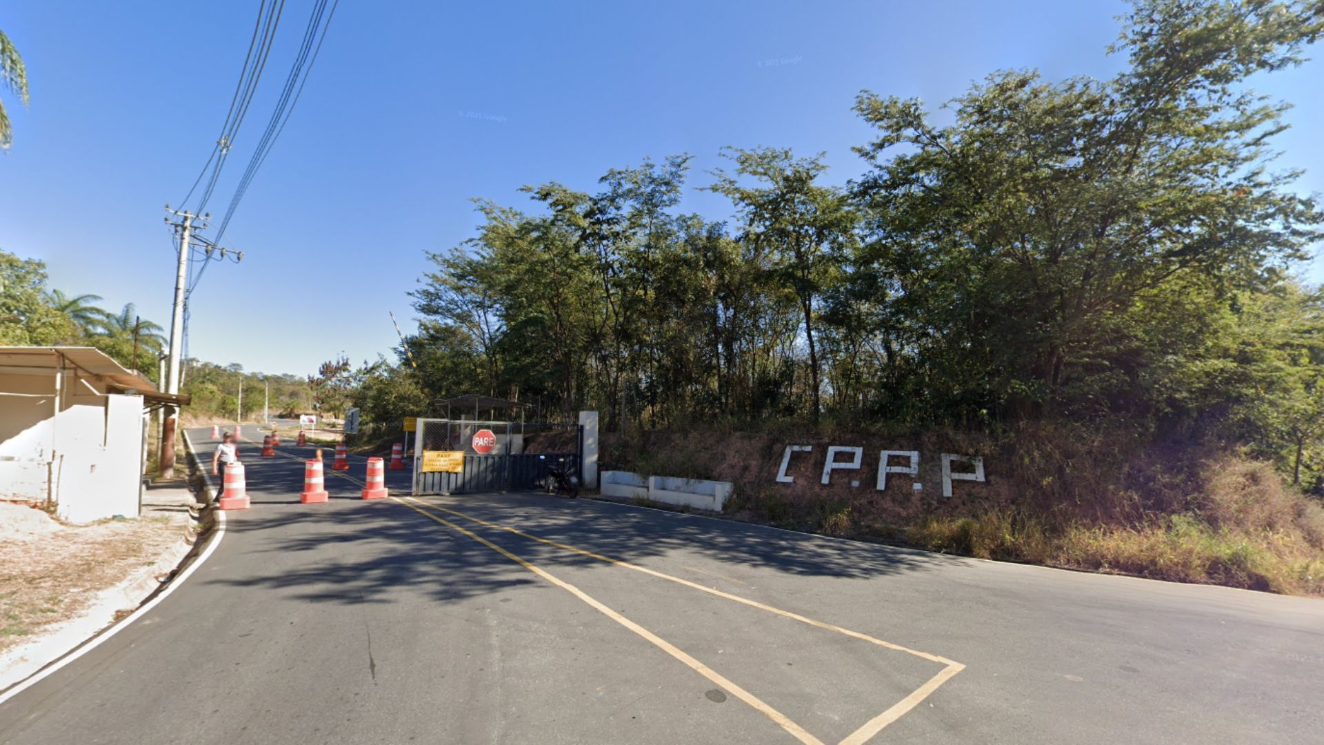 Imagem de destaque do post: Presos do semiaberto descem de ônibus e furtam mercadorias em posto