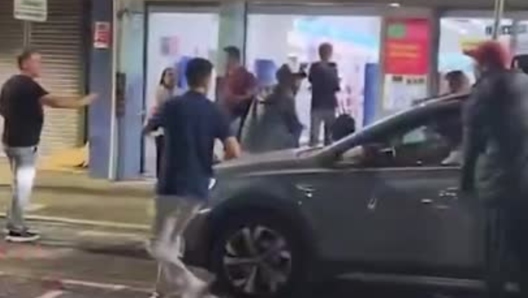População não deixa a mulher sair antes da chegada da polícia