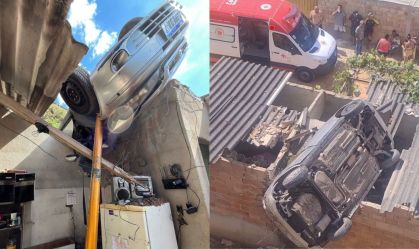 MG: Carro cai em telhado de casa e deixa três feridos
