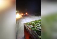 Vídeo: carro atola em gelo após chuva de granizo no RS