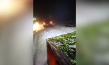 Vídeo: carro atola em gelo após chuva de granizo no RS