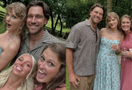 Taylor Swift aparece ao lado do namorado em festa de família; veja