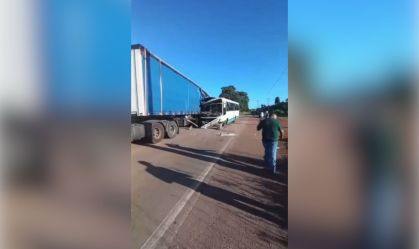 Estudantes ficam feridos após ônibus colidir com caminhão no Pará