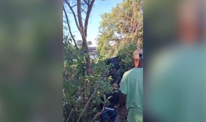 Ônibus cheio cai em canal e deixa feridos na Barra da Tijuca, no Rio