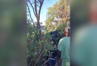 Ônibus cheio cai em canal e deixa feridos na Barra da Tijuca, no Rio