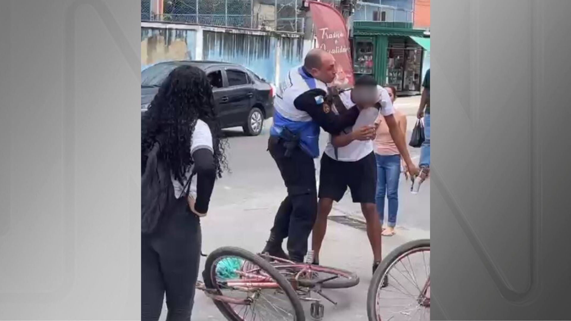 Imagem de destaque do post: Policial Militar é flagrado agredindo estudante na porta de escola no Rio
