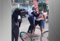 Policial Militar é flagrado agredindo estudante na porta de escola no Rio