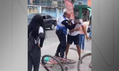 Policial Militar é flagrado agredindo estudante na porta de escola no Rio