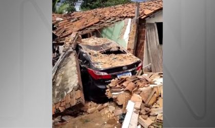 Casa desaba após ser invadida por carro desgovernado no Ceará