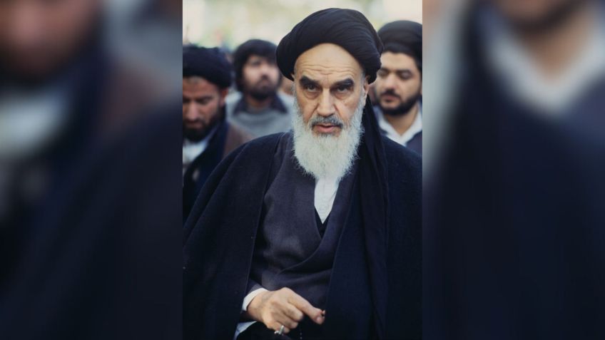 Líder islâmico iraniano, o aiatolá Ruhollah Khomeini (1900 - 1989), fotografado durante exílio em Paris, em 8 de novembro de 1978 • Bettmann/Getty Images