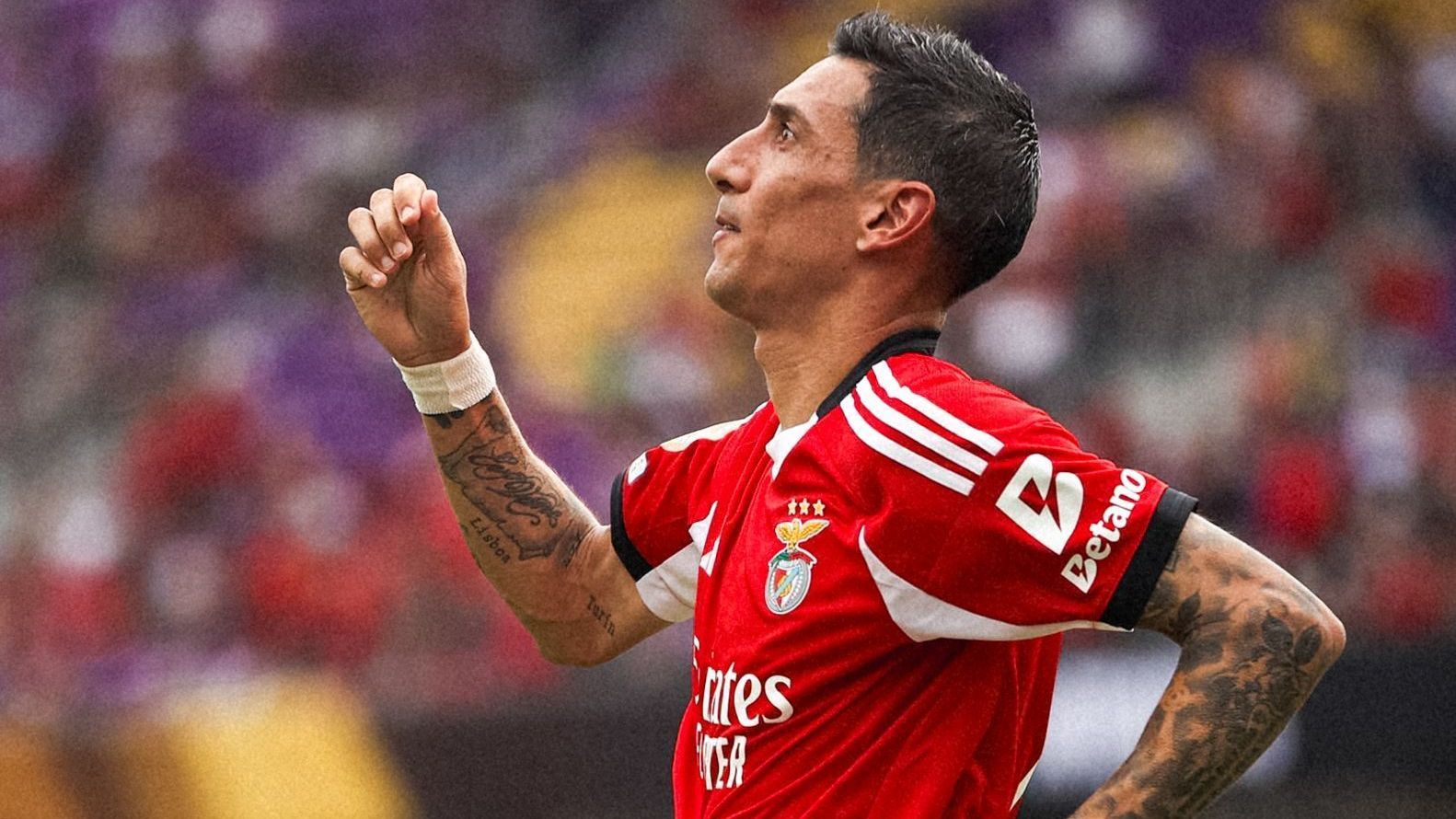Di María comemora gol pelo Benfica