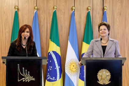 Dilma Rousseff, ex-presidente (d) e Cristina Kirchner, ex-presidente da Argentina (e)