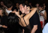 Dua Lipa abre álbum de fotos de festa ao lado do noivo, Chalie XCX e mais