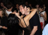 Dua Lipa abre álbum de fotos de festa ao lado do noivo, Chalie XCX e mais
