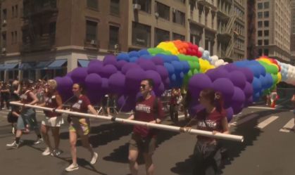 Milhares de pessoas participam da parada do orgulho LGBT em Nova York