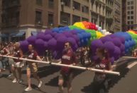 Milhares de pessoas participam da parada do orgulho LGBT em Nova York