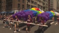 Milhares de pessoas participam da parada do orgulho LGBT em Nova York