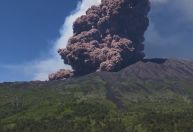 Erupção do vulcão Etna lança enorme coluna de fumaça na Itália; veja vídeo